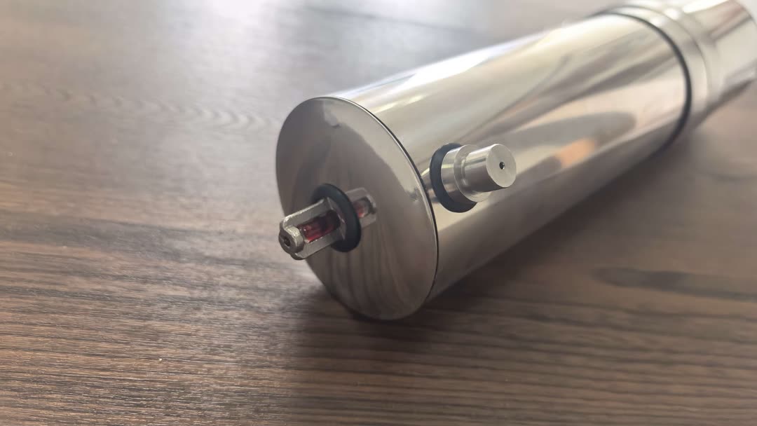 Atomizing nozzle and thermal bulb close-up